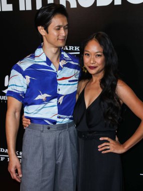 Aktör Harry Shum Jr. ve aktris Shelby Rabara, 19 Ekim 2021 'de Westwood, Los Angeles, Kaliforniya' daki Westwood Tiyatrosu 'nda düzenlenen Los Angeles Kara Gök Filmleri ve Queensbury Filmlerinin Yayınları' na geldiler.