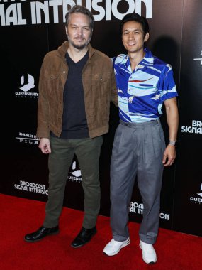 Yönetmen Jacob Gentry ve aktör Harry Shum Jr., 19 Ekim 2021 'de Westwood, Los Angeles, Kaliforniya, ABD' de bulunan Westwood Tiyatrosu 'nda düzenlenen Los Angeles Dark Sky Films ve Queensbury Pictures' ın 'Broadcast Signal Intrusion' adlı galasına geldiler.