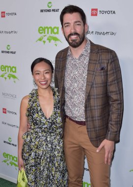 Linda Phan ve kocası / televizyon kişiliği Drew Scott, 16 Ekim 2021 'de Van Nuys, Los Angeles, Kaliforniya, ABD' de düzenlenen Çevre Medya Derneği (EMA) Ödülleri Galası 2021 'e geldiler..