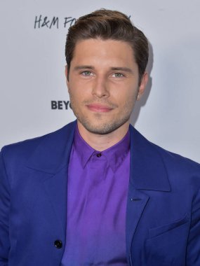 Aktör Ronen Rubinstein, 16 Ekim 2021 'de GeARBOX LA' da düzenlenen Çevre Medya Derneği (EMA) Ödül Galasına geldi..