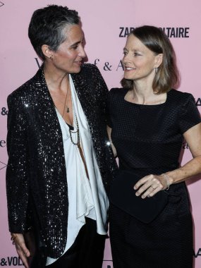 Fotoğrafçı Alexandra Heddison ve aktris Jodie Foster 16 Ekim 2021 'de Beverly Hills, Los Angeles, Kaliforniya, ABD' de düzenlenen The Pritzker Estate 'te düzenlenen Los Angeles Dans Projesi 2021 Gala' ya geldiler..