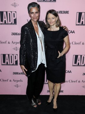 Fotoğrafçı Alexandra Heddison ve aktris Jodie Foster 16 Ekim 2021 'de Beverly Hills, Los Angeles, Kaliforniya, ABD' de düzenlenen The Pritzker Estate 'te düzenlenen Los Angeles Dans Projesi 2021 Gala' ya geldiler..