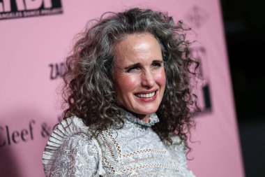 Aktris Andie MacDowell, Los Angeles, Kaliforniya, Beverly Hills 'te 16 Ekim 2021' de The Pritzker Estate 'te düzenlenen unutulmaz bir akşam galasına geliyor..