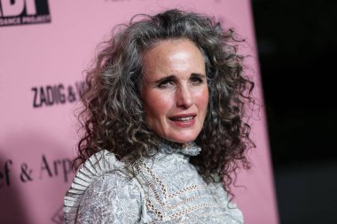 Aktris Andie MacDowell, Los Angeles, Kaliforniya, Beverly Hills 'te 16 Ekim 2021' de The Pritzker Estate 'te düzenlenen unutulmaz bir akşam galasına geliyor..
