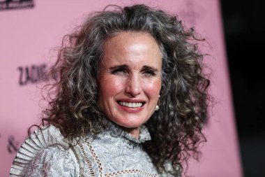 Aktris Andie MacDowell, Los Angeles, Kaliforniya, Beverly Hills 'te 16 Ekim 2021' de The Pritzker Estate 'te düzenlenen unutulmaz bir akşam galasına geliyor..
