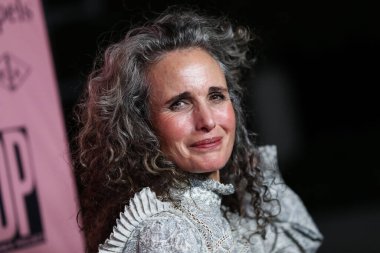 Aktris Andie MacDowell, Los Angeles, Kaliforniya, Beverly Hills 'te 16 Ekim 2021' de The Pritzker Estate 'te düzenlenen unutulmaz bir akşam galasına geliyor..