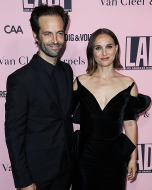Koreograf / dansçı Benjamin Millepied ve aktris Natalie Portman 16 Ekim 2021 'de Beverly Hills, Los Angeles, Kaliforniya, ABD' de düzenlenen Los Angeles Dans Projesi 2021 Gala - The Pritzker Estate 'te düzenlenen Unutulmaz Yıldızlar Altında Akşam
