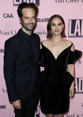 Koreograf / dansçı Benjamin Millepied ve aktris Natalie Portman 16 Ekim 2021 'de Beverly Hills, Los Angeles, Kaliforniya, ABD' de düzenlenen Los Angeles Dans Projesi 2021 Gala - The Pritzker Estate 'te düzenlenen Unutulmaz Yıldızlar Altında Akşam