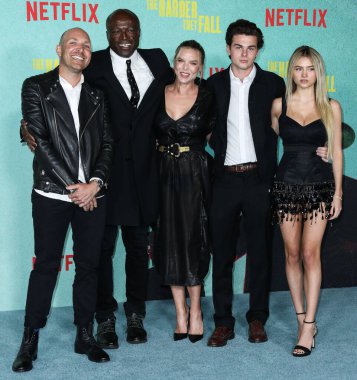 Mühür (Henry Olusegun Adeola Samuel), Laura Strayer, Aris Rachevsky ve Leni Olumi Klum 13 Ekim 2021 'de Los Angeles' taki Shrine Auditorium ve Expo Hall 'da düzenlenen Netflix' in 