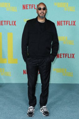 Kayıt yapımcısı Swizz Beatz (Kasseem Daoud Dean) 13 Ekim 2021 'de Los Angeles, Kaliforniya, ABD' de bulunan Shrine Auditorium ve Expo Hall 'da düzenlenen Netflix' in 'The Harder They Fall' adlı filminin galasına geldi.