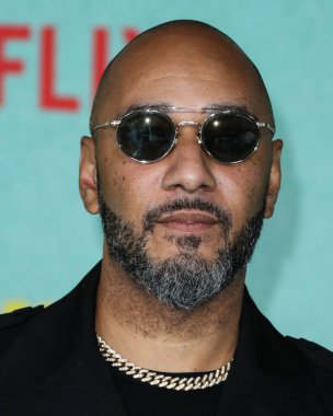 Kayıt yapımcısı Swizz Beatz (Kasseem Daoud Dean) 13 Ekim 2021 'de Los Angeles, Kaliforniya, ABD' de bulunan Shrine Auditorium ve Expo Hall 'da düzenlenen Netflix' in 'The Harder They Fall' adlı filminin galasına geldi.