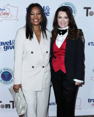 Aktris Garcelle Beauvais ve restoran sahibi Lisa Vanderpump, 11 Ekim 2021 'de Batı Hollywood, Los Angeles, Kaliforniya, ABD' de düzenlenen TOM TOM TOM Restoran ve Bar 'da düzenlenen 4. Yıllık' Seyahat Amaçlı Seyahat 'bağış gecesine geldiler..
