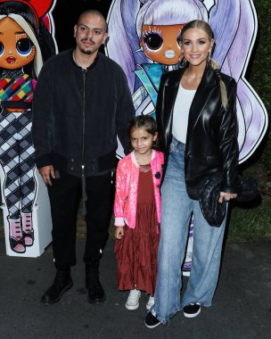 Aktör Evan Ross, kızı Jagger Snow Ross ve eşi ve şarkıcısı Ashlee Simpson Ross Los Angeles 'ın ilk gösterimine geldiler. Hollywood Ebedi Mezarlığı 'nda 6 Ekim 2021' de Hollywood, Los Angeles, Kaliforniya, ABD. 