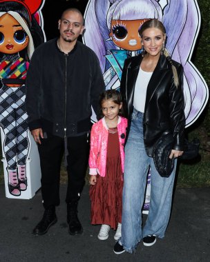 Aktör Evan Ross, kızı Jagger Snow Ross ve eşi ve şarkıcısı Ashlee Simpson Ross Los Angeles 'ın ilk gösterimine geldiler. Hollywood Ebedi Mezarlığı 'nda 6 Ekim 2021' de Hollywood, Los Angeles, Kaliforniya, ABD. 