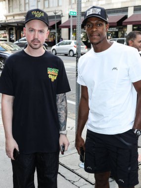 Tacos AF Eş Sahibi Brandon Thompson ve Amerikalı profesyonel basketbolcu Rajon Rondo, Los Angeles Lakers Star Rajon Rondo ile 4 Ekim 2021 tarihinde Los Angeles, Kaliforniya, ABD 'de Tacos AF' de düzenlenen Ulusal Taco Günü 'ne katıldılar..