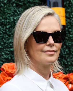 Ruchi New York 'tan bir yüzük ve Rahaminov Elmas bileziği takan aktris Charlize Theron, 2 Ekim 2021' de Los Angeles, Pacific Palisades 'teki Will Rogers State Park' ta düzenlenen Veuve Clicquot Polo Classic Los Angeles 2021 'e ulaştı.