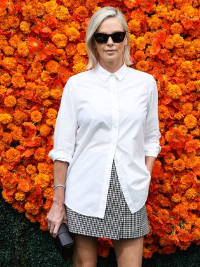 Ruchi New York 'tan bir yüzük ve Rahaminov Elmas bileziği takan aktris Charlize Theron, 2 Ekim 2021' de Los Angeles, Pacific Palisades 'teki Will Rogers State Park' ta düzenlenen Veuve Clicquot Polo Classic Los Angeles 2021 'e ulaştı.