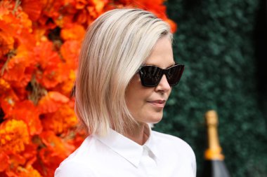 Ruchi New York 'tan bir yüzük ve Rahaminov Elmas bileziği takan aktris Charlize Theron, 2 Ekim 2021' de Los Angeles, Pacific Palisades 'teki Will Rogers State Park' ta düzenlenen Veuve Clicquot Polo Classic Los Angeles 2021 'e ulaştı.