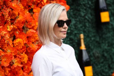 Ruchi New York 'tan bir yüzük ve Rahaminov Elmas bileziği takan aktris Charlize Theron, 2 Ekim 2021' de Los Angeles, Pacific Palisades 'teki Will Rogers State Park' ta düzenlenen Veuve Clicquot Polo Classic Los Angeles 2021 'e ulaştı.