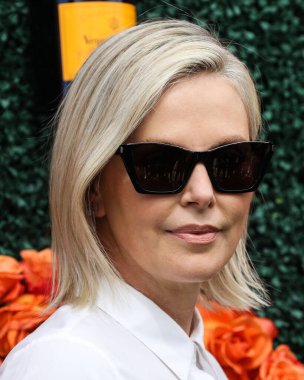 Ruchi New York 'tan bir yüzük ve Rahaminov Elmas bileziği takan aktris Charlize Theron, 2 Ekim 2021' de Los Angeles, Pacific Palisades 'teki Will Rogers State Park' ta düzenlenen Veuve Clicquot Polo Classic Los Angeles 2021 'e ulaştı.