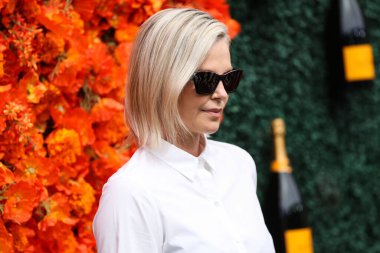 Ruchi New York 'tan bir yüzük ve Rahaminov Elmas bileziği takan aktris Charlize Theron, 2 Ekim 2021' de Los Angeles, Pacific Palisades 'teki Will Rogers State Park' ta düzenlenen Veuve Clicquot Polo Classic Los Angeles 2021 'e ulaştı.