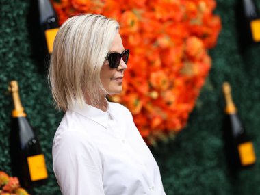 Ruchi New York 'tan bir yüzük ve Rahaminov Elmas bileziği takan aktris Charlize Theron, 2 Ekim 2021' de Los Angeles, Pacific Palisades 'teki Will Rogers State Park' ta düzenlenen Veuve Clicquot Polo Classic Los Angeles 2021 'e ulaştı.