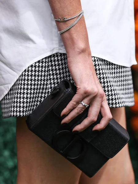 Schauspielerin Charlize Theron Trägt Einen Ring Von Ruchi New York — Stockfoto