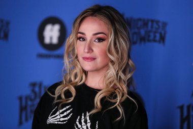 Emma Hunton, 30 Eylül 2021 'de Amerika Birleşik Devletleri' nin Kaliforniya eyaletinin Los Angeles kentindeki Heritage Square Müzesi 'nde düzenlenen Freeform' Halloween Road 'a geliyor.