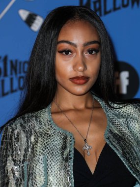 Lexi Underwood, 30 Eylül 2021 'de Los Angeles, Kaliforniya' daki Heritage Square Müzesi 'nde düzenlenen Freeform' Halloween Road 'a ulaştı.