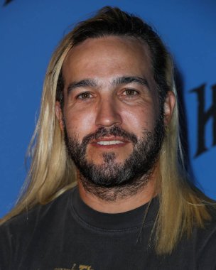 Şarkıcı Pete Wentz, 30 Eylül 2021 'de Heritage Square Müzesi' nde düzenlenen Freeform 'Halloween Road' Yetenek ve Basın Gecesi 'ne geldi.