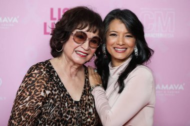 Juanita Hu ve kızı / aktris Kelly Hu, 29 Eylül 2021 'de Los Angeles, Kaliforniya, ABD' deki CGV Sinema Salonu 'nda düzenlenen 