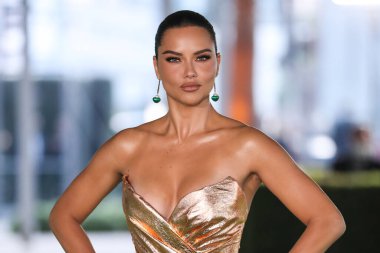Nicolas Jebran elbisesi giyen Model Adriana Lima, 25 Eylül 2021 'de ABD' nin Kaliforniya eyaletinin Los Angeles kentinde bulunan Akademi Sinema Filmleri Müzesi 'nin açılış galasına geldi..