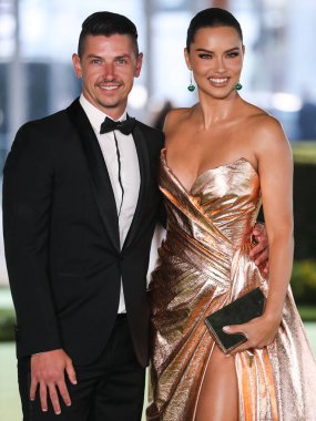 Andre L III ve kız arkadaşı / mankeni Adriana Lima, 25 Eylül 2021 'de Los Angeles, Kaliforniya, ABD' de bulunan Akademi Film Müzesi 'nin açılış galasına Nicolas Jebran elbisesi giyerek geldi.. 