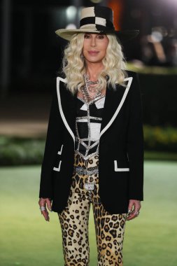 Dolce ve Gabbana giyimli şarkıcı Cher, 25 Eylül 2021 'de ABD' nin Kaliforniya eyaletinin Los Angeles kentinde bulunan Akademi Sinema Filmleri Müzesi 'nin açılışındaki Akademi Müzesi' ne geldi.. 