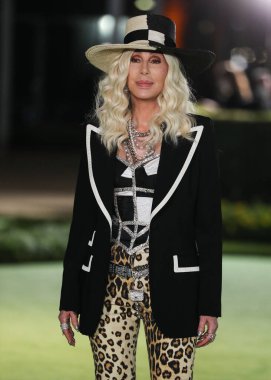 Dolce ve Gabbana giyimli şarkıcı Cher, 25 Eylül 2021 'de ABD' nin Kaliforniya eyaletinin Los Angeles kentinde bulunan Akademi Sinema Filmleri Müzesi 'nin açılışındaki Akademi Müzesi' ne geldi.. 