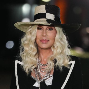 Dolce ve Gabbana giyimli şarkıcı Cher, 25 Eylül 2021 'de ABD' nin Kaliforniya eyaletinin Los Angeles kentinde bulunan Akademi Sinema Filmleri Müzesi 'nin açılışındaki Akademi Müzesi' ne geldi.. 