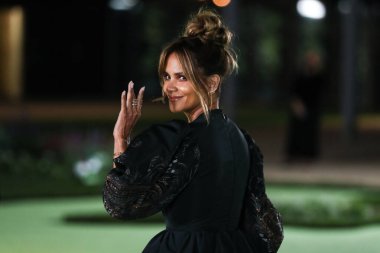 Etro elbise giyen aktris Halle Berry, 25 Eylül 2021 'de ABD' nin Kaliforniya eyaletinin Los Angeles kentinde bulunan Akademi Film Müzesi 'nin açılış galasına geldi..
