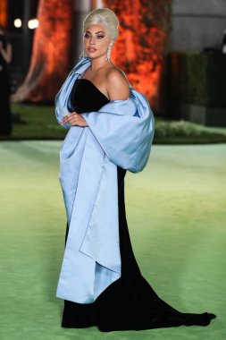 Şarkıcı Lady Gaga (Stefani Joanne Angelina Germanotta) özel bir Schiaparelli elbisesi ve Chopard mücevheri giyerek 25 Eylül 2021 'de Los Ang' daki Akademi Film Müzesi 'nin açılışındaki Akademi Müzesi' ne gelir.