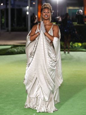 Judith Leiber debriyajı taşıyan aktris Laverne Cox, özel yapım Johanna Johnson elbisesi, Beladora mücevheri ve özel Garo Sparo eldiveni giyerek Akademi Sinema Filmleri Müzesi 'nin Açılış Galası' na geldi.