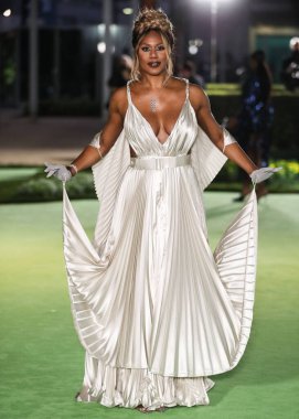 Judith Leiber debriyajı taşıyan aktris Laverne Cox, özel yapım Johanna Johnson elbisesi, Beladora mücevheri ve özel Garo Sparo eldiveni giyerek Akademi Sinema Filmleri Müzesi 'nin Açılış Galası' na geldi.