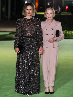 Aktris Sarah Paulson, Giorio Armani elbisesi ve Irene Neuwirth mücevheri giyerken yanında Tyler Ellis debriyajı ve ortağı Holland Taylor Akademi Film Müzesi 'nin açılışı galasına geldi. 