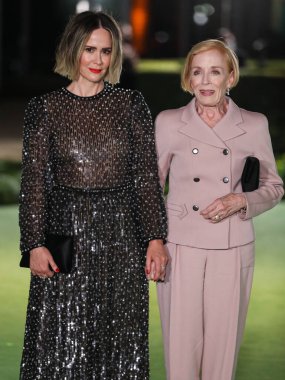 Aktris Sarah Paulson, Giorio Armani elbisesi ve Irene Neuwirth mücevheri giyerken yanında Tyler Ellis debriyajı ve ortağı Holland Taylor Akademi Film Müzesi 'nin açılışı galasına geldi. 