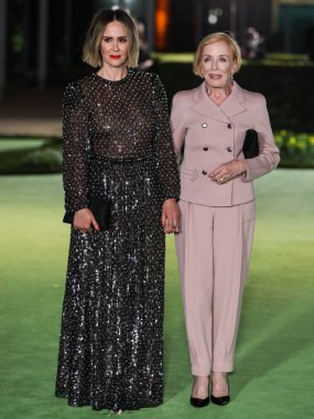 Aktris Sarah Paulson, Giorio Armani elbisesi ve Irene Neuwirth mücevheri giyerken yanında Tyler Ellis debriyajı ve ortağı Holland Taylor Akademi Film Müzesi 'nin açılışı galasına geldi. 