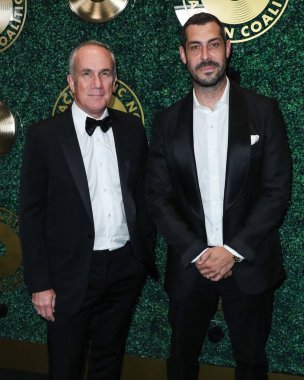 Warner Records 'un eş başkanı ve genel müdürü Tom Corson ve Warner Records' un CEO 'su ve eş başkanı Aaron Bay-Schuck, Batı Hollywood Oteli' nde düzenlenen 1. 