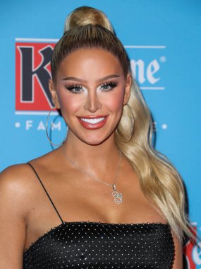 Gigi Gorgeous, Los Angeles Çocuk Hastanesi 'nin 16. Yıllık Oyuncak Yolu' na geliyor. Sunucu Kathy Hilton, Paris Hilton ve Nicky Hilton Rothschild. 21 Eylül 2021 'de Batı Hollywood, Los Angeles, Kaliforniya' da bulunan Abbey Food and Bar 'da düzenlendi.