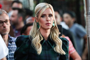 İş kadını Nicky Hilton Rothschild, Los Angeles Çocuk Hastanesi 'nin 16. Yıllık Oyuncak Yolu' na geldi. Sunucu Kathy Hilton, Paris Hilton ve Nicky Hilton Rothschild.