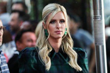 İş kadını Nicky Hilton Rothschild, Los Angeles Çocuk Hastanesi 'nin 16. Yıllık Oyuncak Yolu' na geldi. Sunucu Kathy Hilton, Paris Hilton ve Nicky Hilton Rothschild.