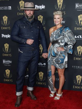 Aktör Chris Sullivan ve eşi Rachel Sullivan, 17 Eylül 2021 'de Kuzey Hollywood, Los Angeles, Kaliforniya, ABD' de düzenlenen The Academy of Television Arts and Sciences 'ta düzenlenen 73. Emmy Ödülü adaylarını onurlandırmak için Televizyon Akademisi' nin resepsiyonuna geldiler.