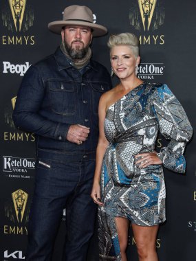 Aktör Chris Sullivan ve eşi Rachel Sullivan, 17 Eylül 2021 'de Kuzey Hollywood, Los Angeles, Kaliforniya, ABD' de düzenlenen The Academy of Television Arts and Sciences 'ta düzenlenen 73. Emmy Ödülü adaylarını onurlandırmak için Televizyon Akademisi' nin resepsiyonuna geldiler.