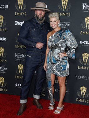 Aktör Chris Sullivan ve eşi Rachel Sullivan, 17 Eylül 2021 'de Kuzey Hollywood, Los Angeles, Kaliforniya, ABD' de düzenlenen The Academy of Television Arts and Sciences 'ta düzenlenen 73. Emmy Ödülü adaylarını onurlandırmak için Televizyon Akademisi' nin resepsiyonuna geldiler.